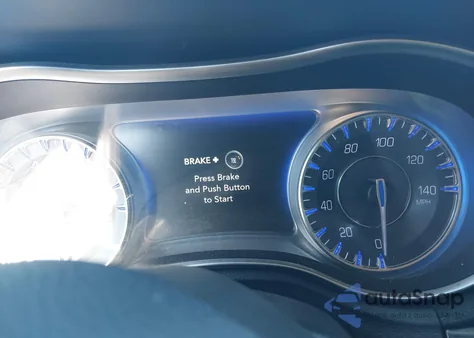 2017 Chrysler 300 Limited z USA, uszkodzony, nr VIN 2C3CCAAG0HH577645